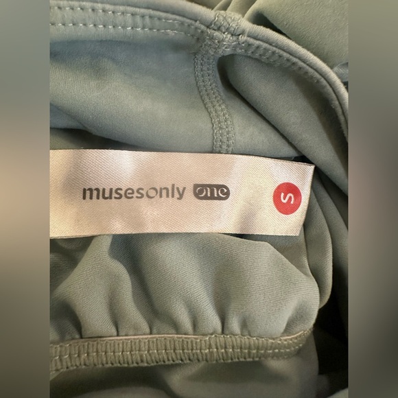 Green Leggings with High-Waisted Design - Picture 7 of 8